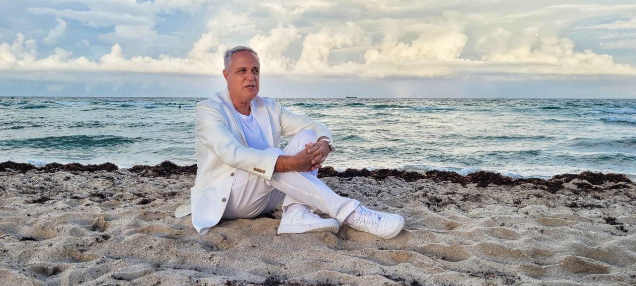 Gabriel Moss ldquoLa voz maacutes romaacutenticardquo presentoacute el video de la cancioacuten ldquoA mirarrdquo