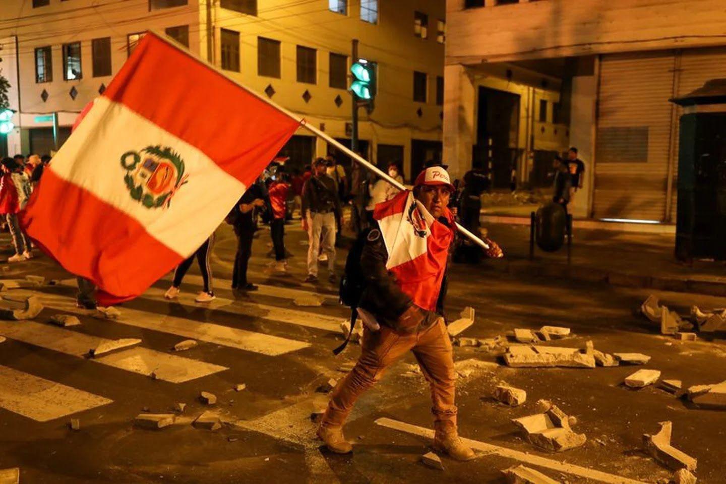 Tensioacuten en Peruacute- nuevos choques entre policiacuteas y manifestantes en Lima