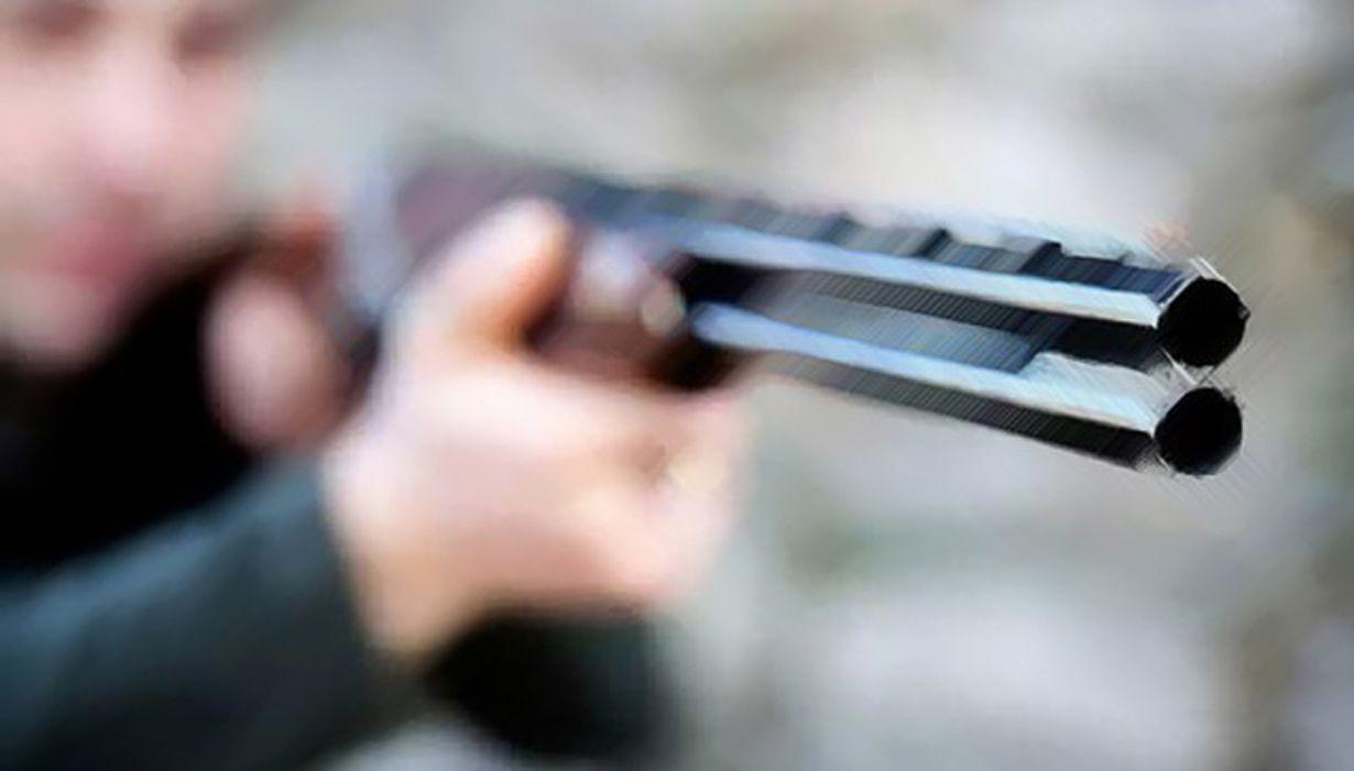 Le disparoacute en el brazo a su hermano con una escopeta y dijo que fue accidental