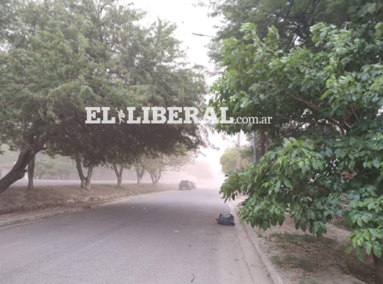 VIDEO  Llegoacute el cambio de tiempo al interior santiaguentildeo con fuertes raacutefagas de viento y lluvia