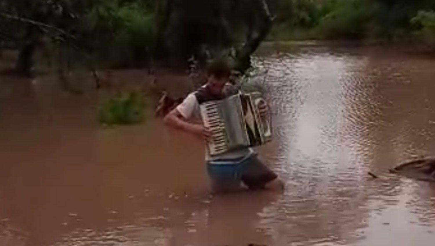 Un santiaguentildeo agradecioacute la lluvia caiacuteda tocando un Chamameacute con el agua arriba de las rodillas