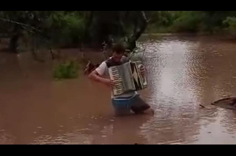Un santiaguentildeo agradecioacute la lluvia caiacuteda tocando un Chamameacute con el agua arriba de las rodillas