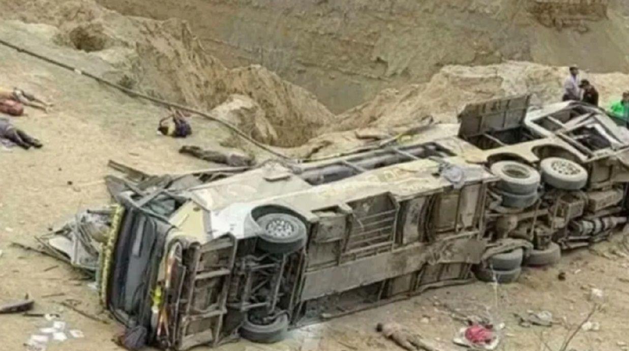 Tragedia en Peruacute- un autobuacutes cayoacute por un precipicio y hay al menos 24 muertos
