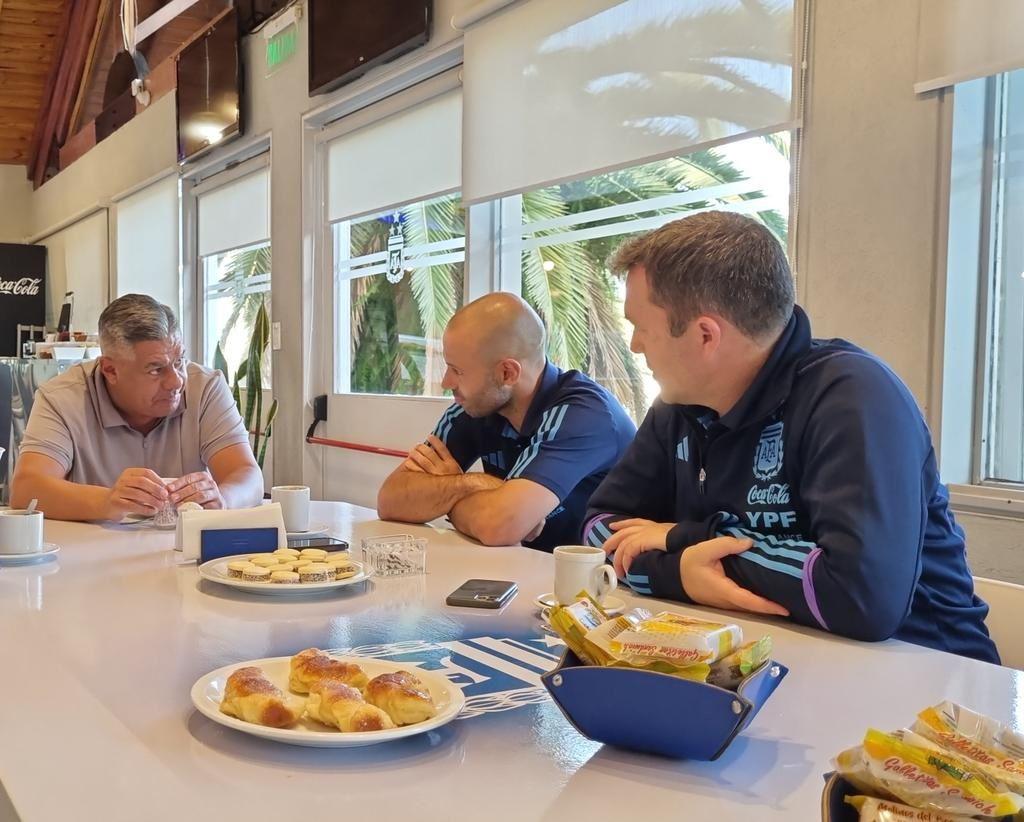 iquestY ahora queacute- Chiqui Tapia y Mascherano se reunieron tras la eliminacioacuten de la Seleccioacuten Sub 20