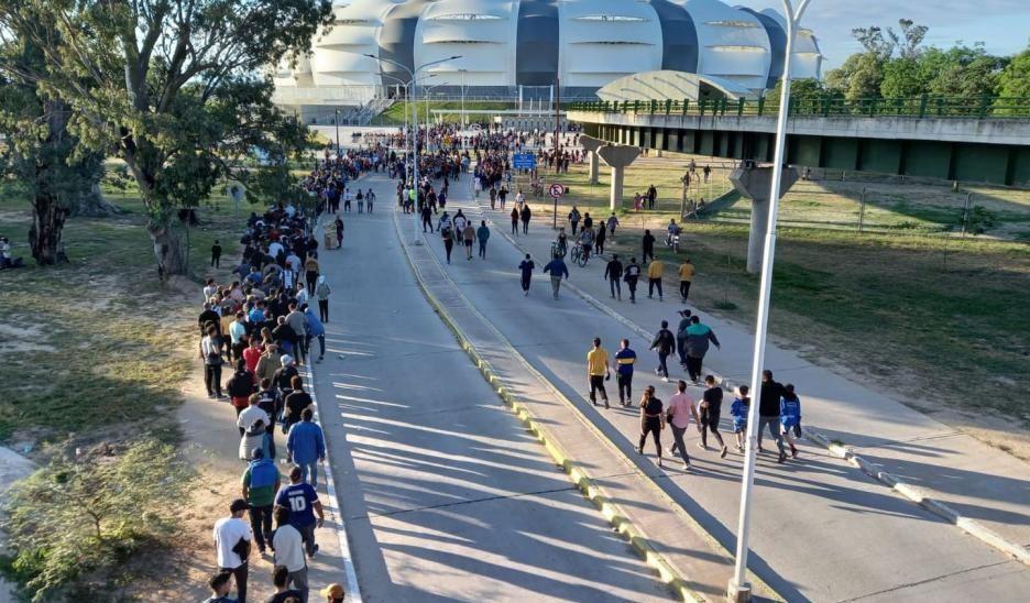 Insoacutelito- con tobillera electroacutenica incluida fue a alentar al ldquoFerroviariordquo