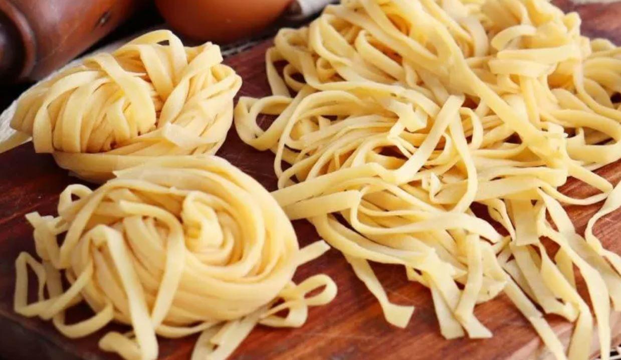 Receta de fideos caseros al huevo para comer como si estuvieras en la casa de la abuela