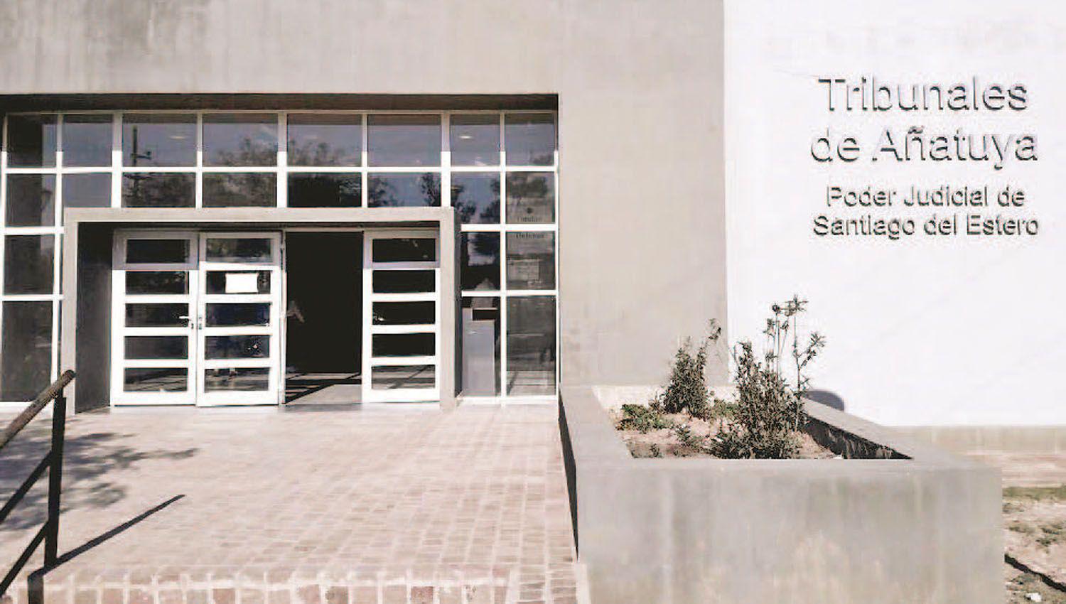 Depravado ultrajoacute a una nintildea de 11 antildeos al costado de unas viacuteas cuando la trasladaba a un paraje