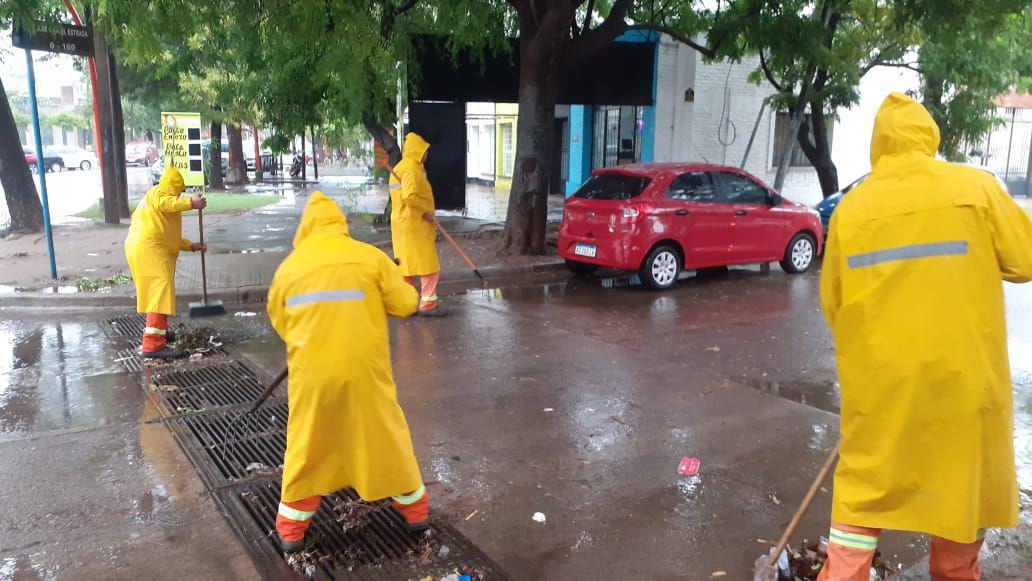 La lluvia tapoacute algunas bocas de tormenta de la ciudad y se activoacute el personal de emergencia