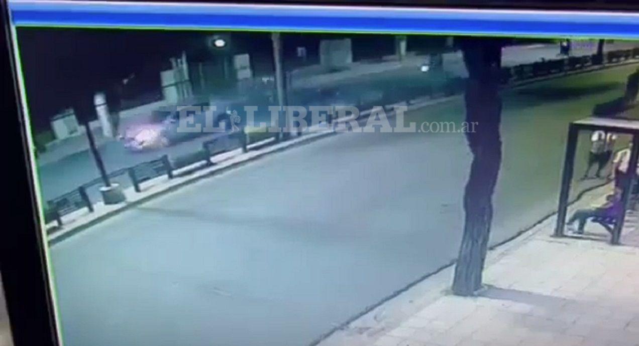 FUERTE VIDEO  Asiacute chocoacute el automovilista a una joven que circulaba en bici por avenida Belgrano