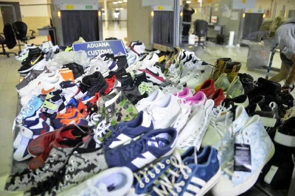 Una pareja intentoacute ingresar 100 pares de zapatillas de conocidas marcas en Ezeiza pero se las secuestraron