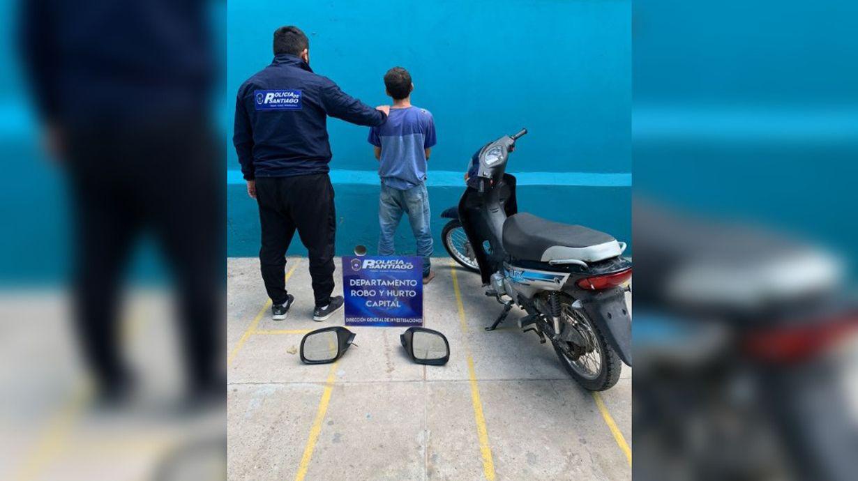 Roboacute espejos retrovisores de una camioneta pero quedoacute captado en las caacutemaras de seguridad