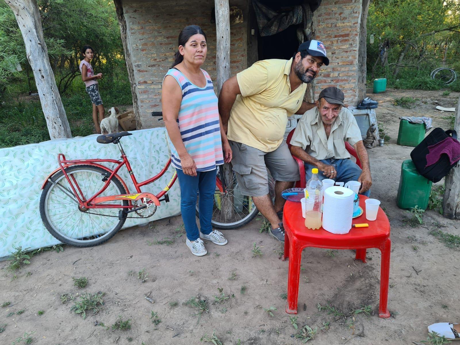 En su cumpleantildeos don Carlos recibioacute una bicicleta para trabajar