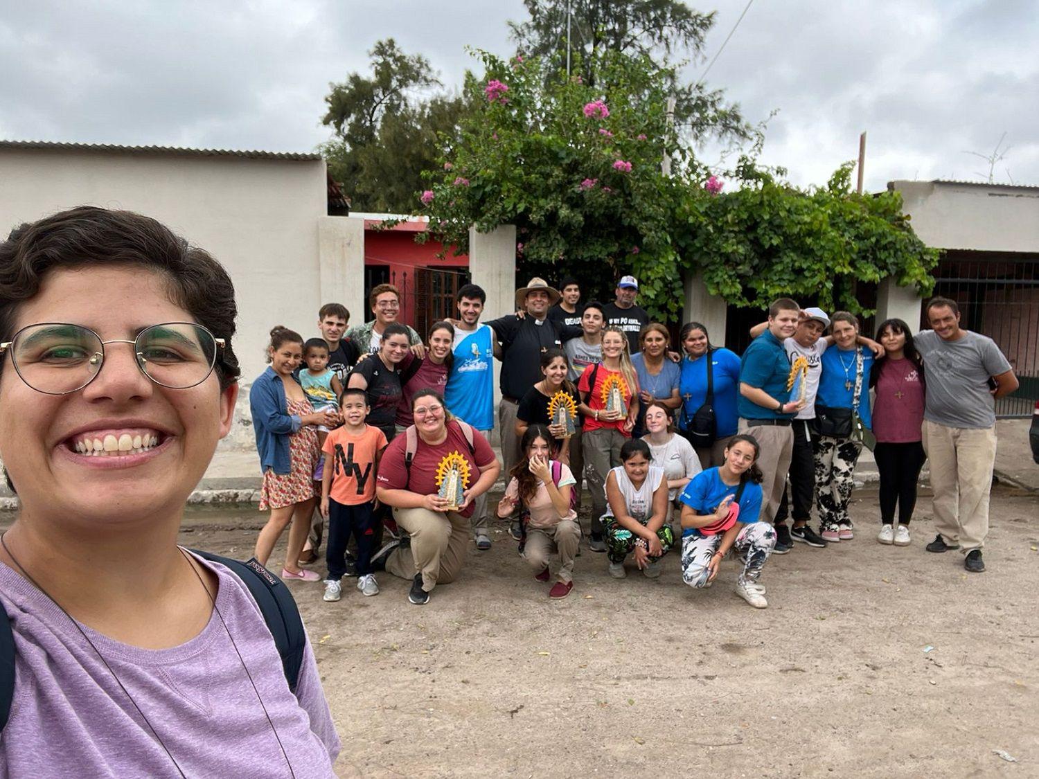 Joacutevenes misionaron por distintos barrios de La Banda