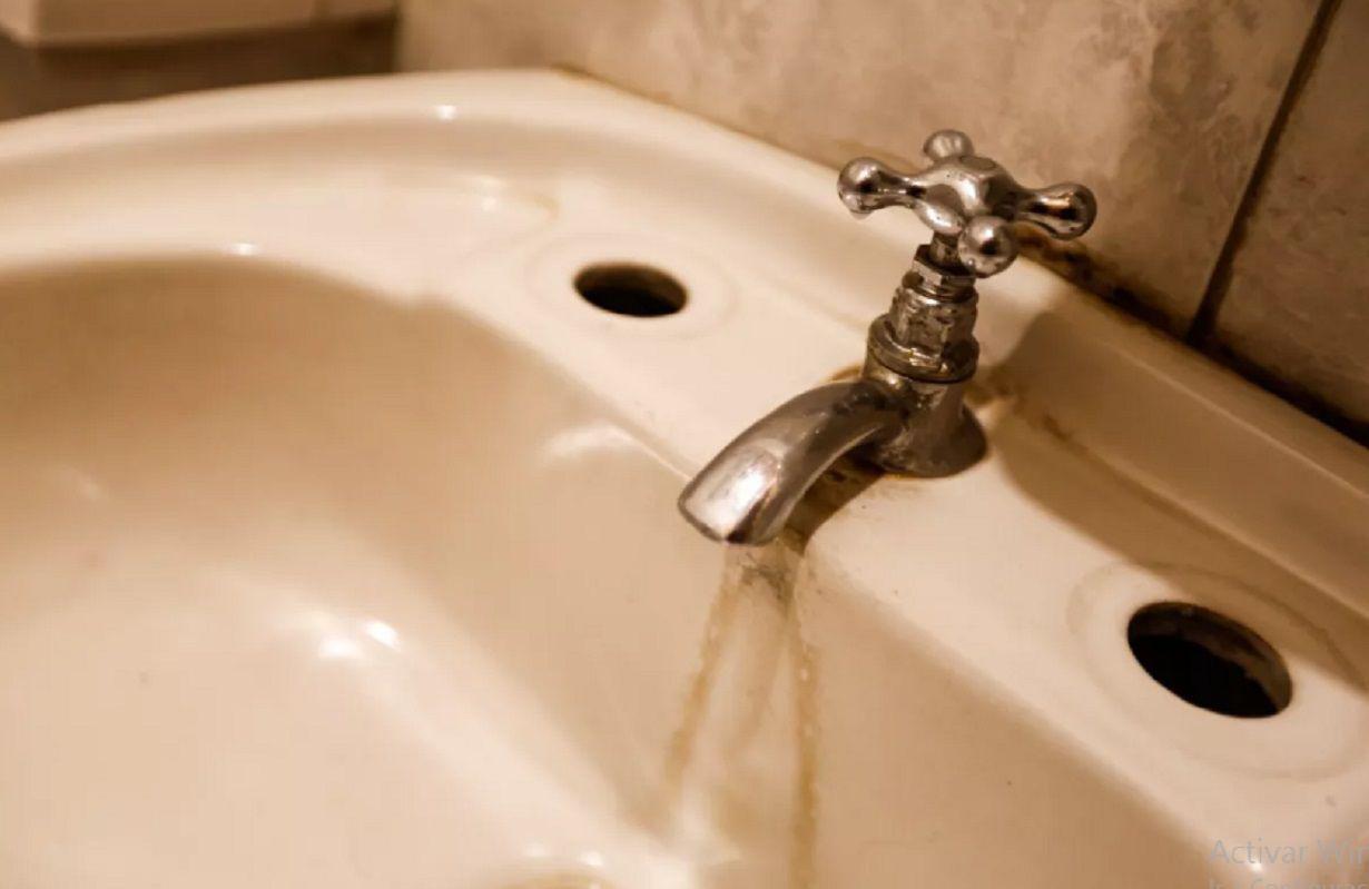 Una empresa rompioacute una cantildeeriacutea y podriacutea haber baja presioacuten de agua en estos barrios capitalinos