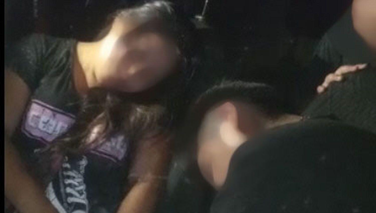 Bolivianos dormiacutean borrachos con nena encerrada en el auto