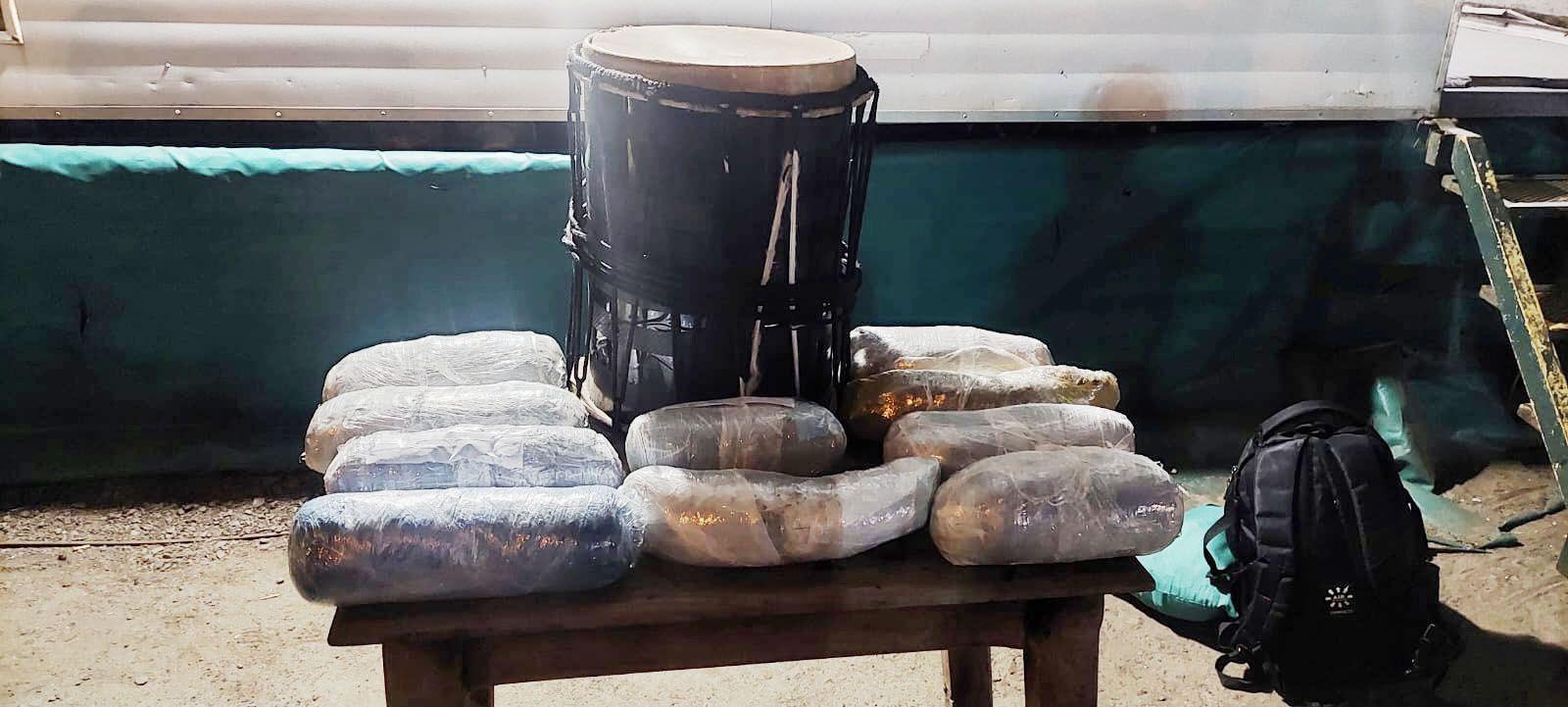 Ocultaba drogas en el interior de dos bombos leguumleros