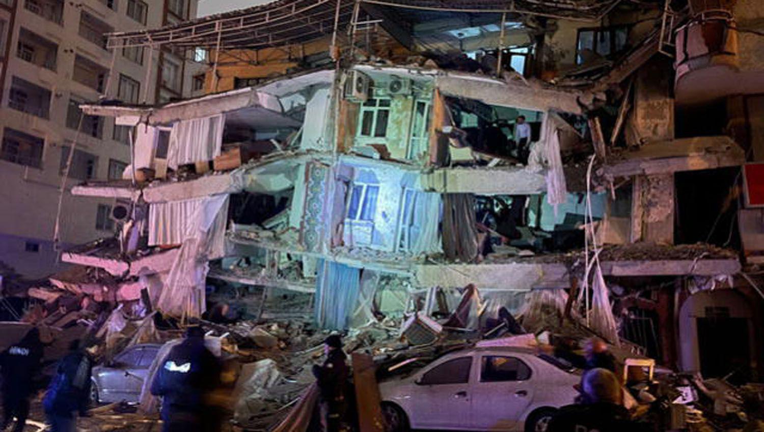 Un terremoto de 78 grados sacude el sur de Turquiacutea- al menos 15 muertos