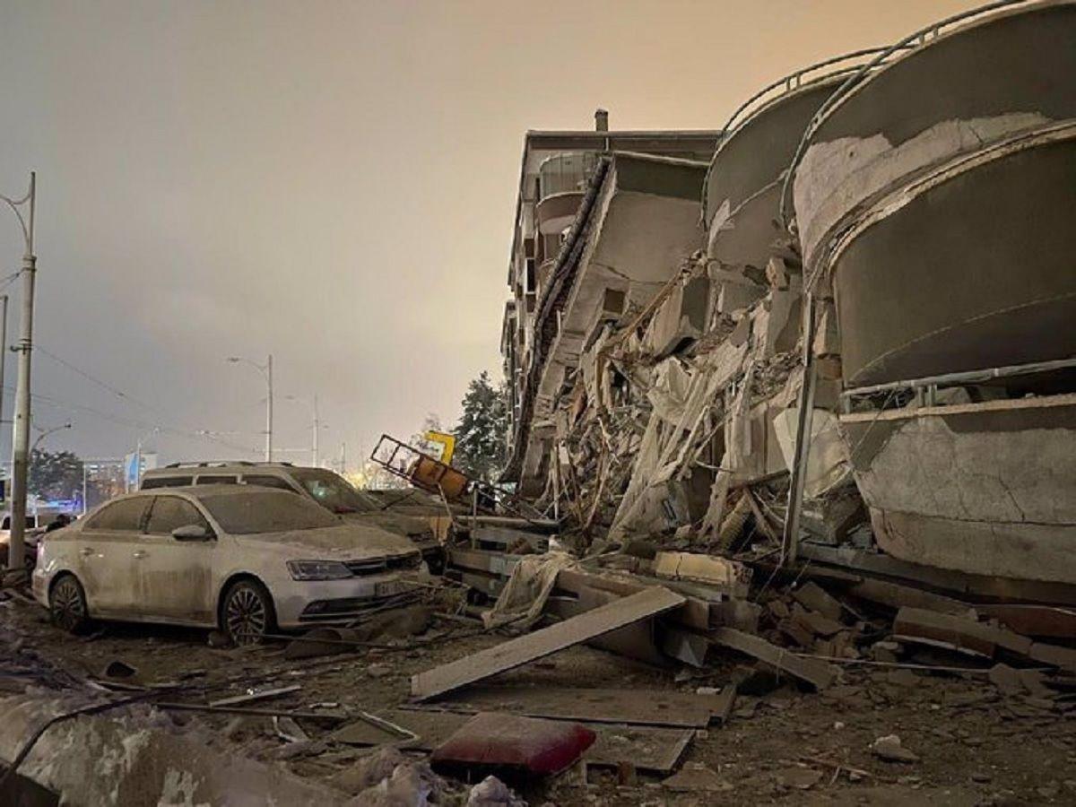 VIDEOS  Edificios derrumbados miles de personas heridas y con peacuterdidas totales tras el sismo en Turquiacutea