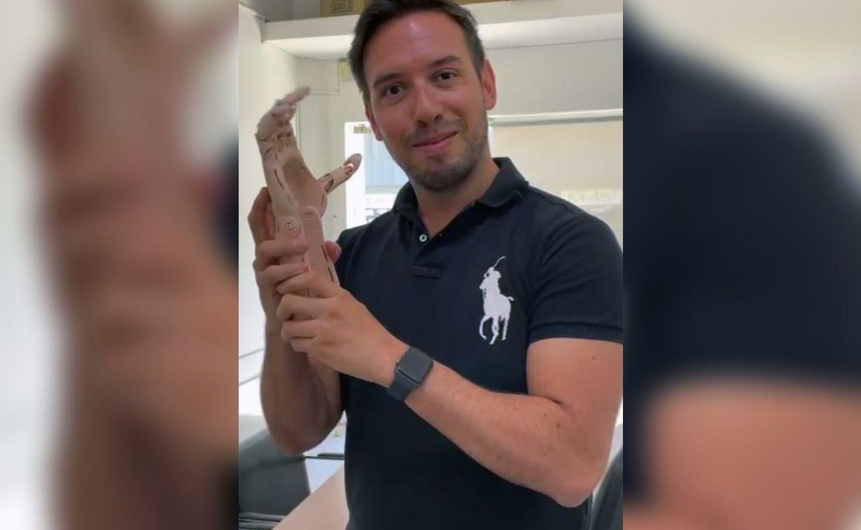 Un santiaguentildeo fabrica piezas  para faacutebricas y hasta una mano  ortopeacutedica con impresioacuten 3D