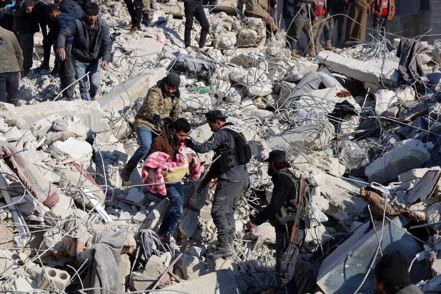 Siguen buscando sobrevivientes en Siria y Turquiacutea y los muertos tras el terremoto ascienden a 9500