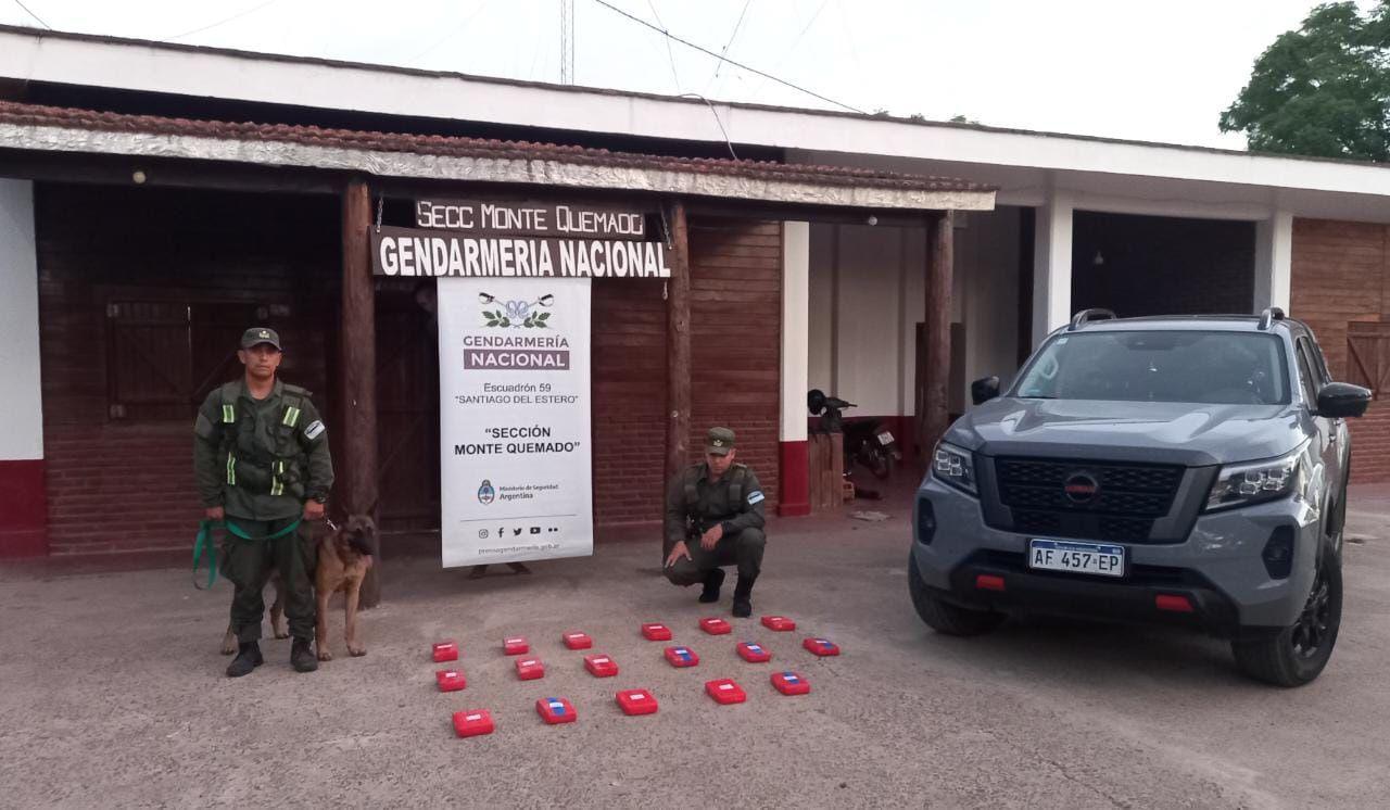 Gendarmeriacutea detuvo en Monte Quemado a dos hombres que llevaban maacutes de 18 kilos de cocaiacutena escondidos en su camioneta