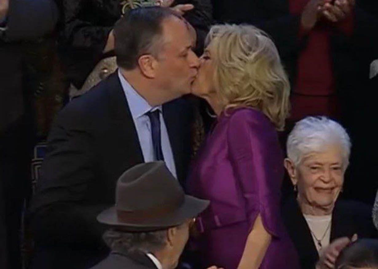 VIDEO El inesperado beso en la boca de la Primera Dama de EEUU con el esposo de la Vicepresidenta