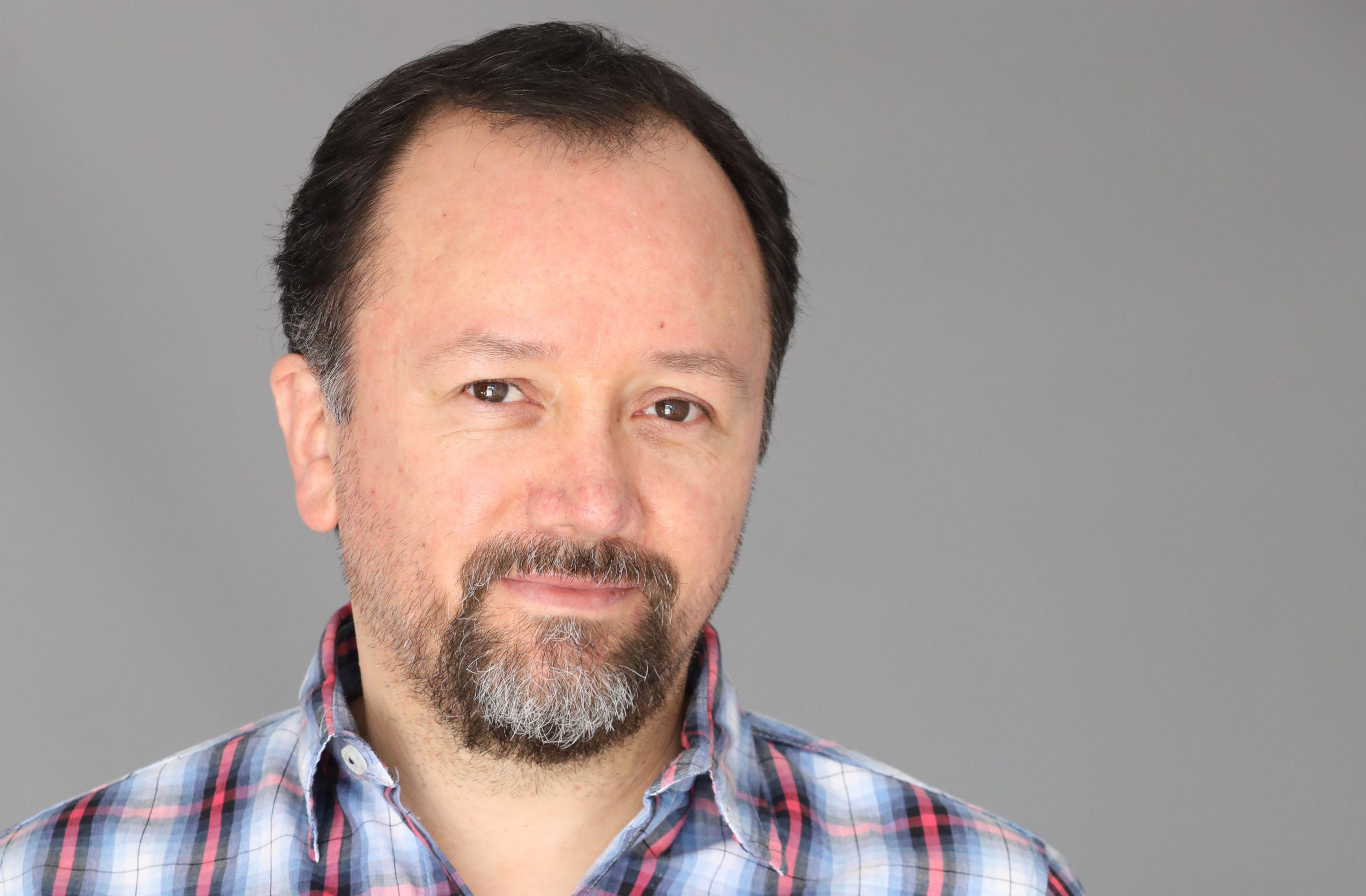 Orlando Moguel un ldquoguruacuterdquo mexicano  que va ldquoA todas partesrdquo y ldquoDoacutende los paacutejaros van a morirrdquo