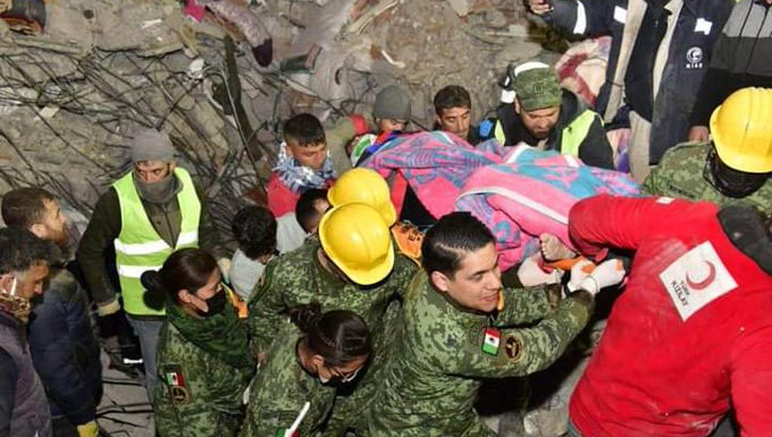 VIDEO  Impresionante rescate de una mujer que pasoacute maacutes de 100 horas sepultada tras el sismo en Turquiacutea