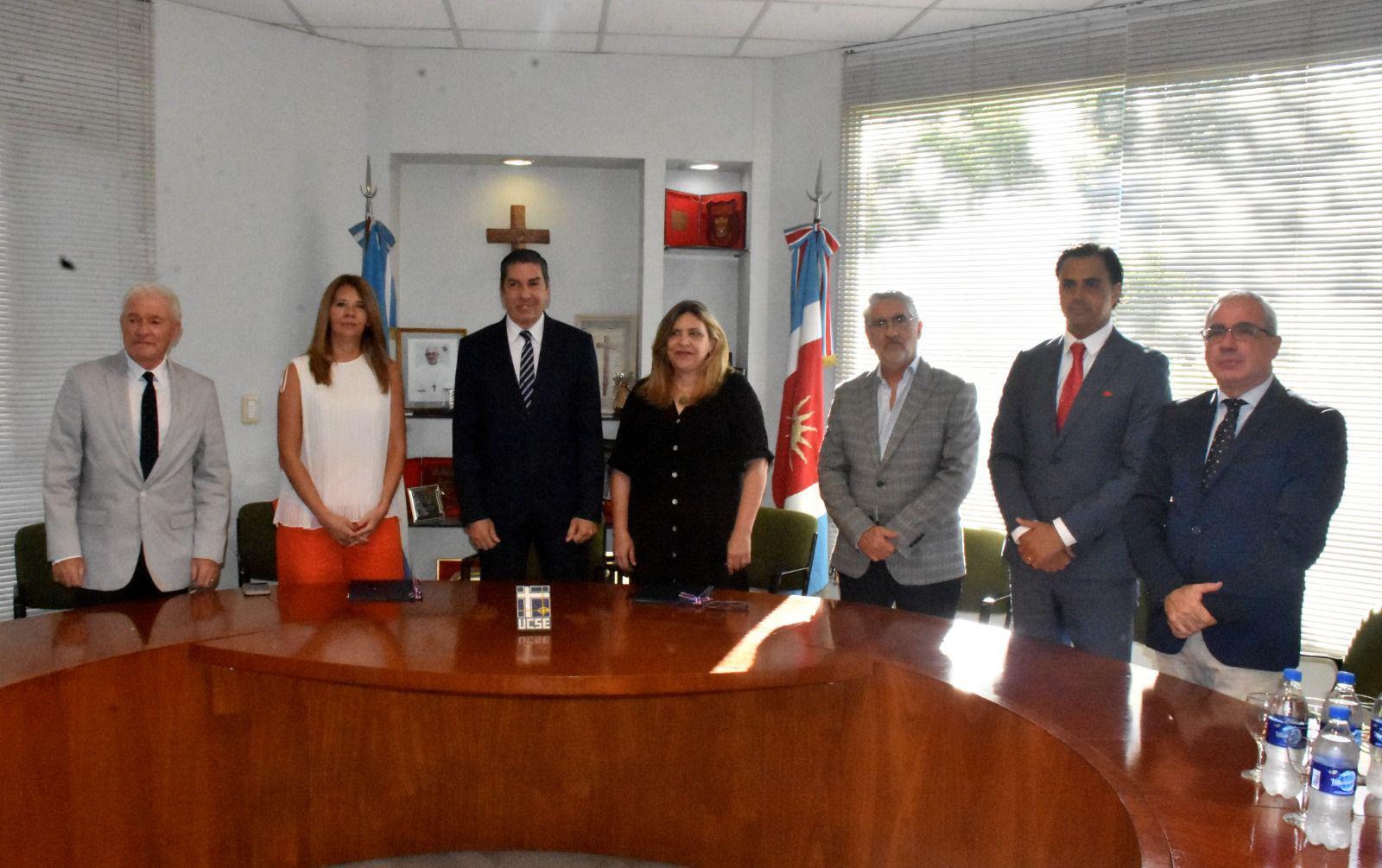 La ministra O Mill firmoacute convenio con la UCSE