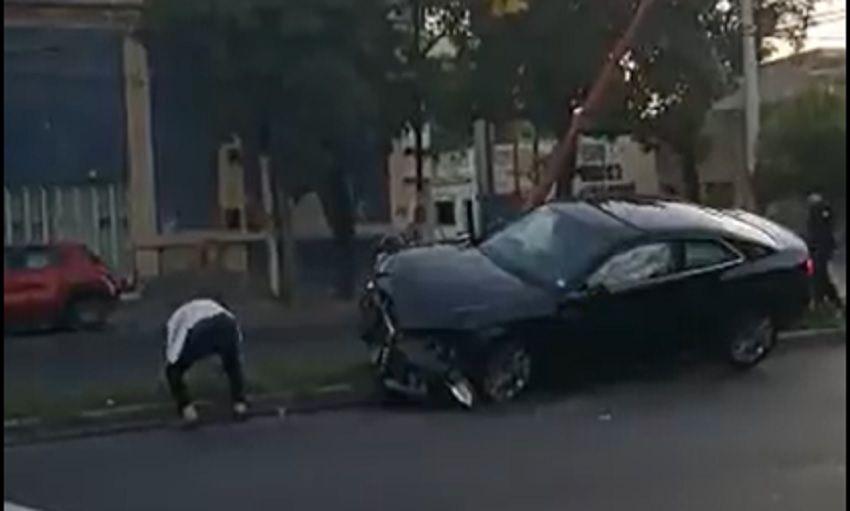 VIDEO Chocoacute su Audi A5 contra un poste de alumbrado en plena Avenida Belgrano