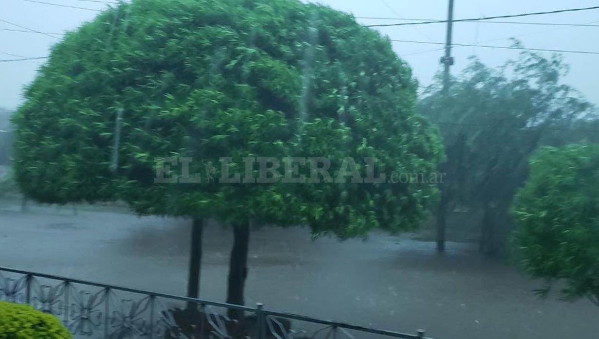 VIDEO  Fuerte temporal en Friacuteas con raacutefagas de viento lluvia y caiacuteda de granizo
