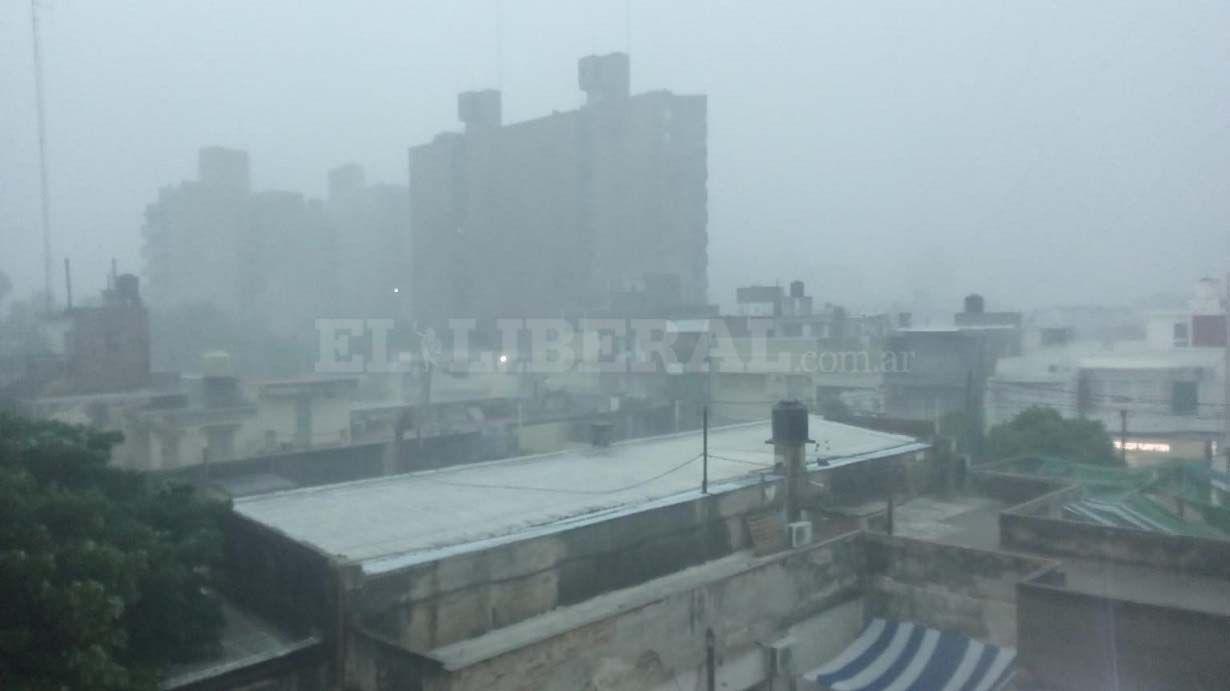 VIDEO  Llovioacute en la Capital y se registroacute un leve descenso de la temperatura