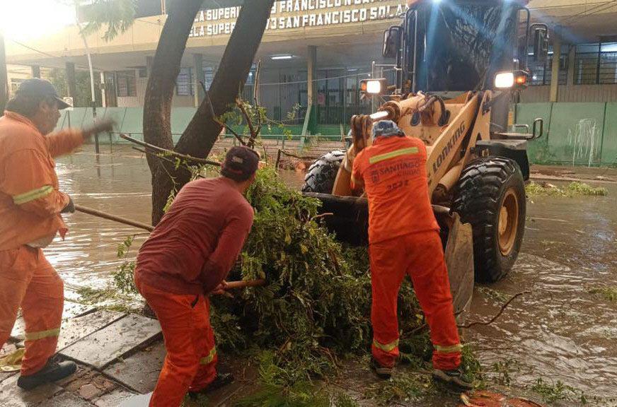 Un fuerte temporal provocoacute graves destrozos en Capital La Banda y localidades del interior