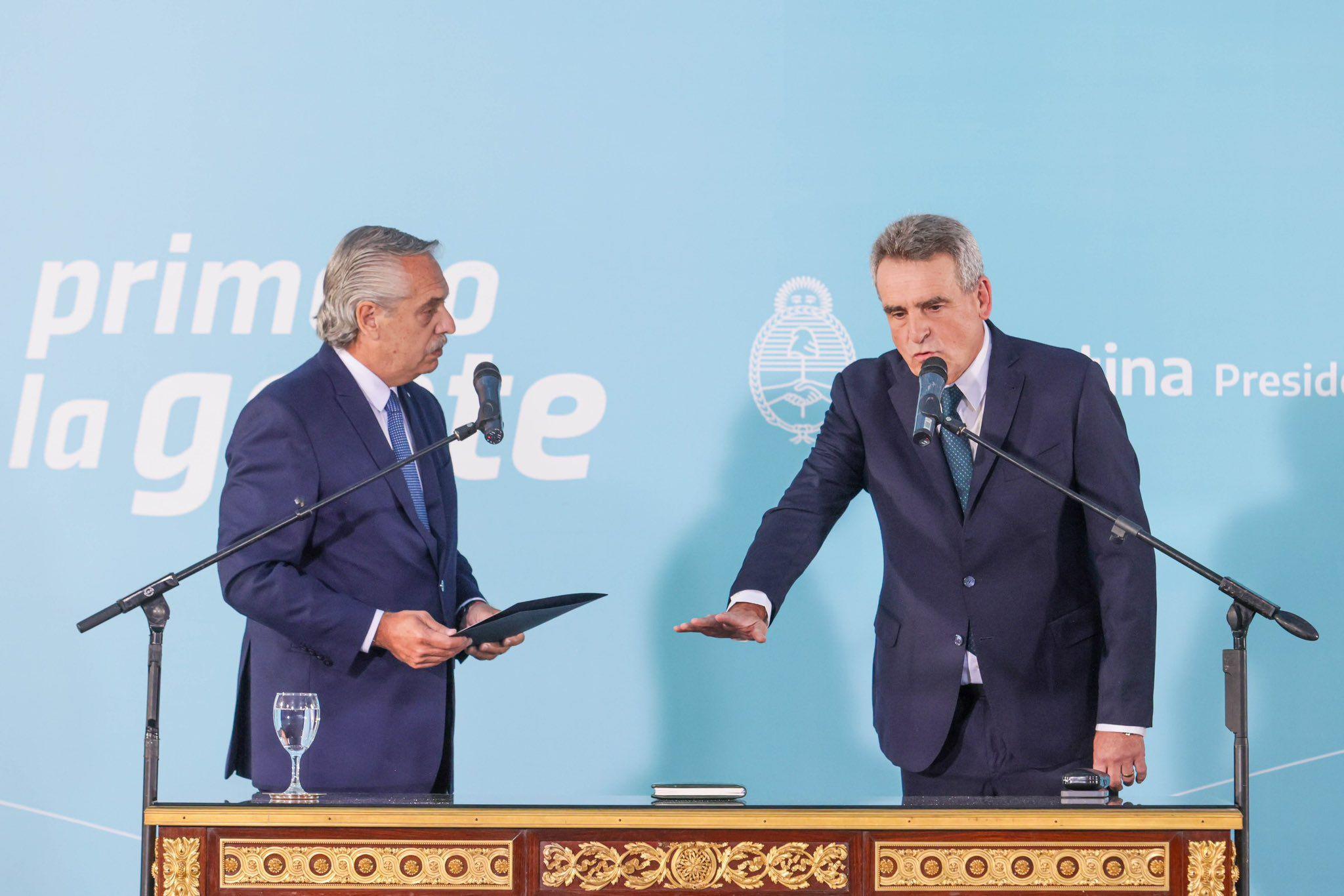 El Presidente le tomoacute juramento a Agustiacuten Rossi como nuevo jefe de Gabinete