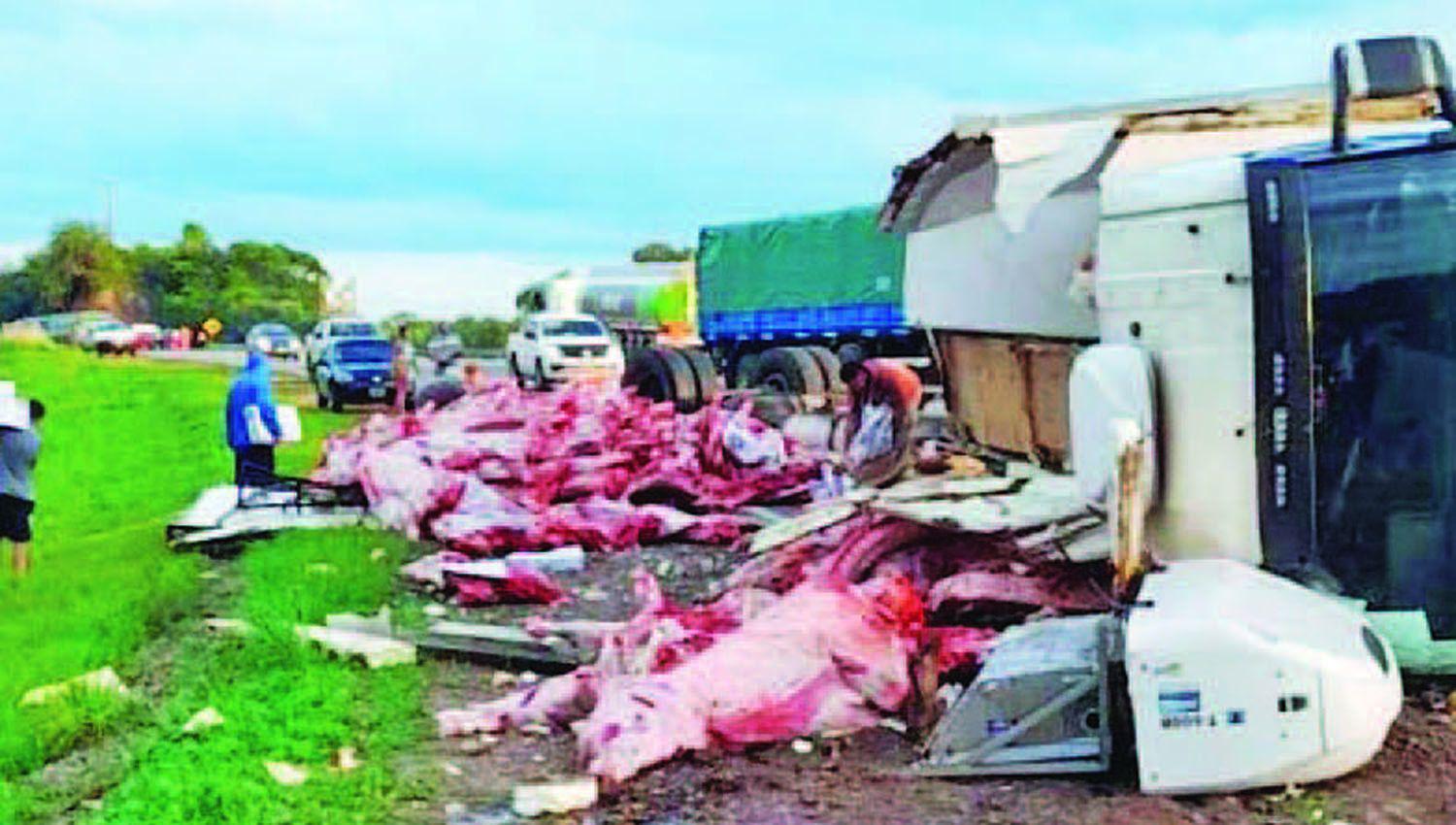 Ladrones lugarentildeos saquearon un camioacuten que llevaba 23000 kilos de carne del frigoriacutefico Forres-Beltraacuten