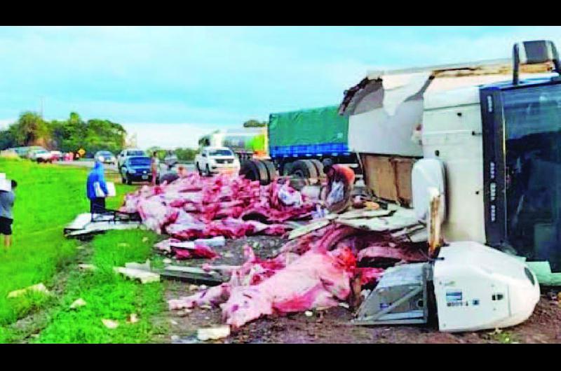 Ladrones lugarentildeos saquearon un camioacuten que llevaba 23000 kilos de carne del frigoriacutefico Forres-Beltraacuten