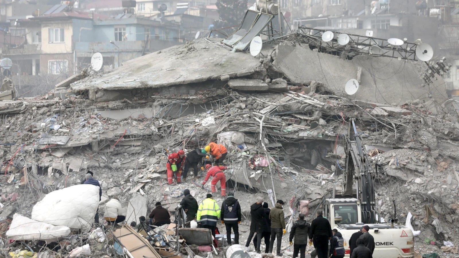 Traacutegico- familia entera muere en un incendio tras sobrevivir al devastador terremoto de Turquiacutea