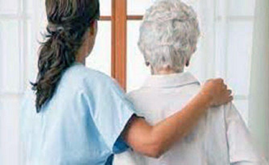 Ofrecen asesoramiento gratuito para los adultos mayores que inician expedientes