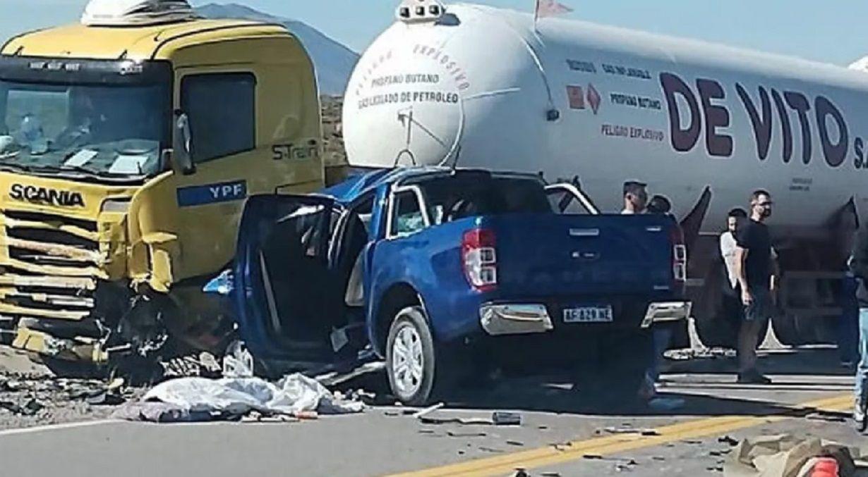 Domingo negro- una camioneta chocoacute de frente contra un camioacuten y murieron dos nenas