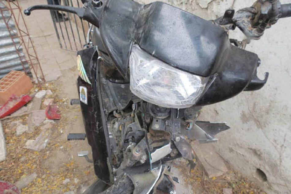 Un motociclista estaacute grave y otro sufrioacute una crisis de nervios tras un violento derrape en calle Libertad
