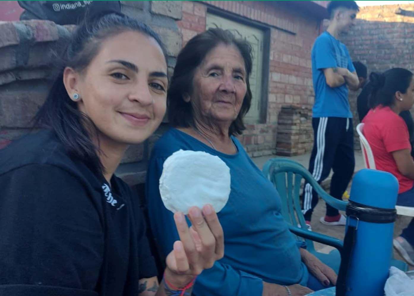 Nada mas loretano que una buena mateada en la vereda con tortilla y rosquete