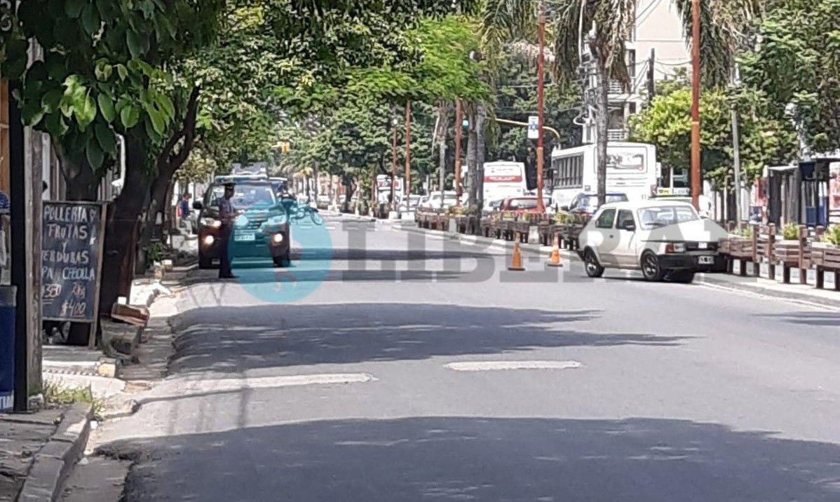 Conductor de un Fiat 147 perdioacute el control y chocoacute contra la platabanda de Avenida Belgrano