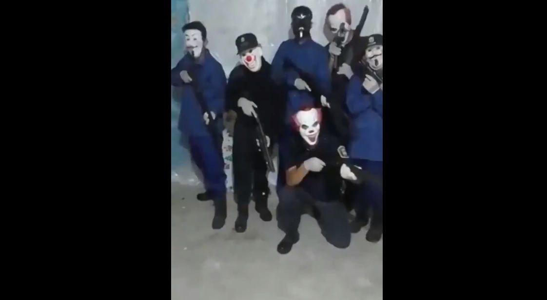 VIDEO Con maacutescaras de payasos narcos amenazan con sacar a otra banda a sangre y fuego