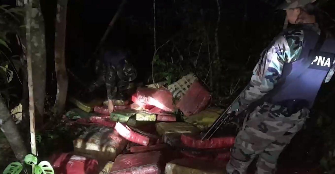 VIDEO  Secuestran 1400 kilos de marihuana que pretendiacutean ingresar clandestinamente al paiacutes