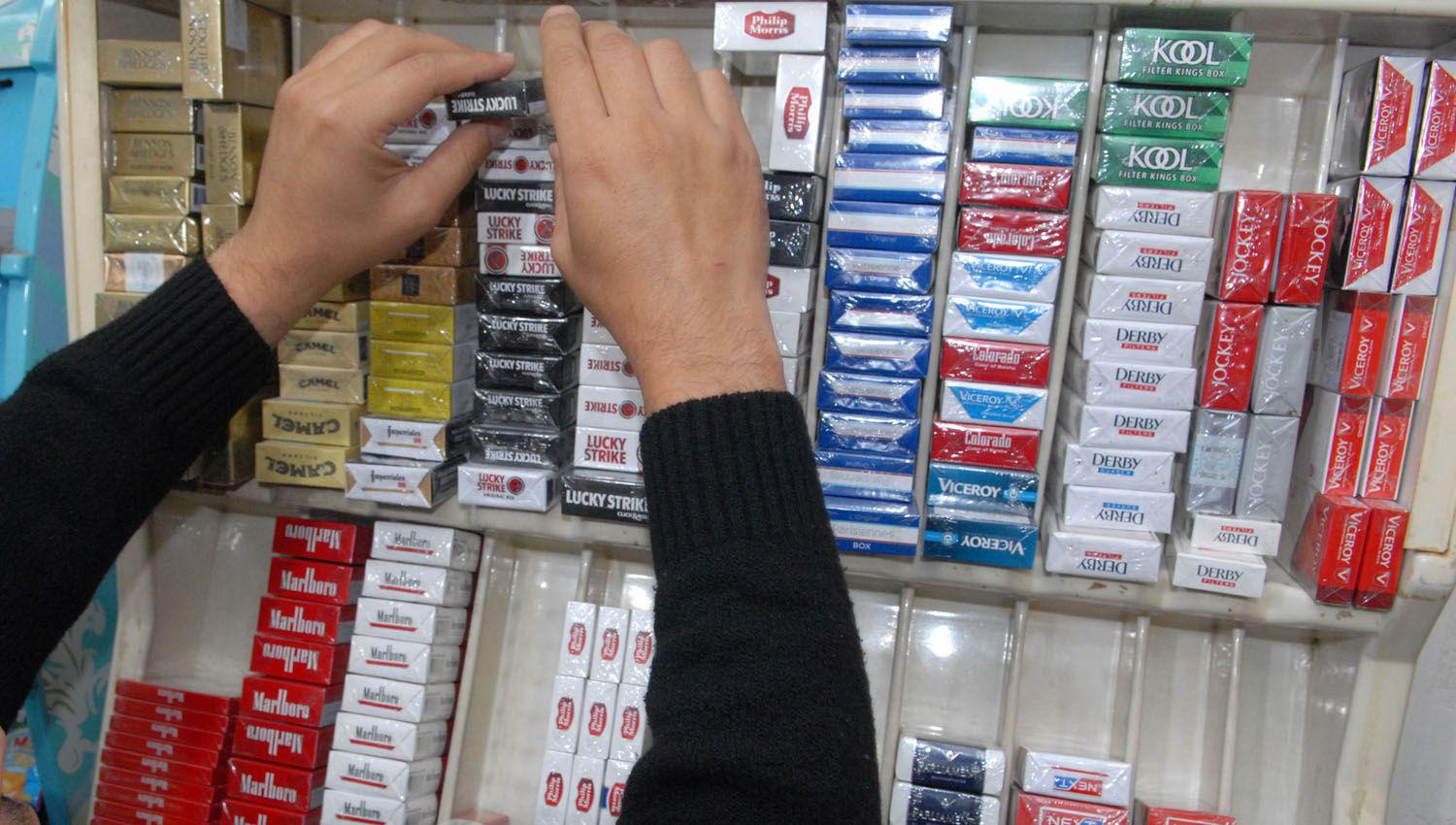 Desde hoy los cigarrillos costaraacuten un 14-en-porciento- maacutes- los precios marca por marca