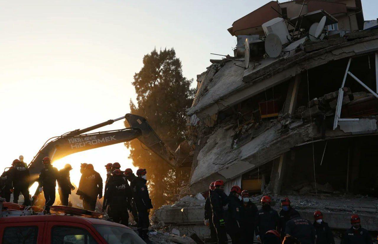 Al menos un muerto y decenas de heridos en una reacuteplica del sismo en Turquiacutea
