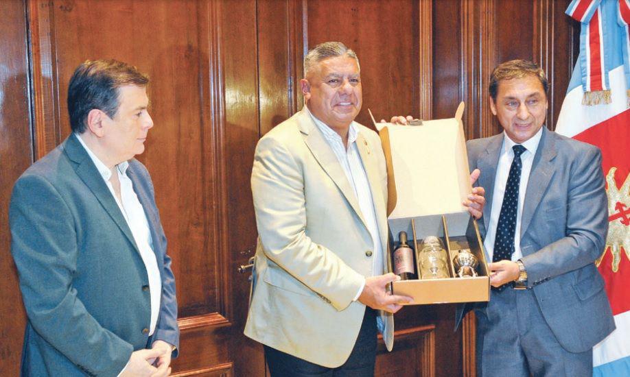 GESTO El vicegobernador Carlos Silva Neder le entregó un presente a Tapia