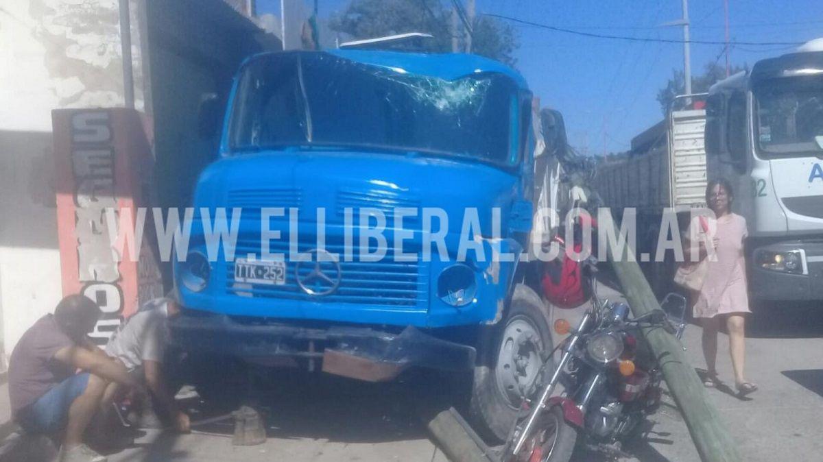 Pudo ser una desgracia- camioacuten fuera de control subioacute a la vereda y quebroacute un poste de luz