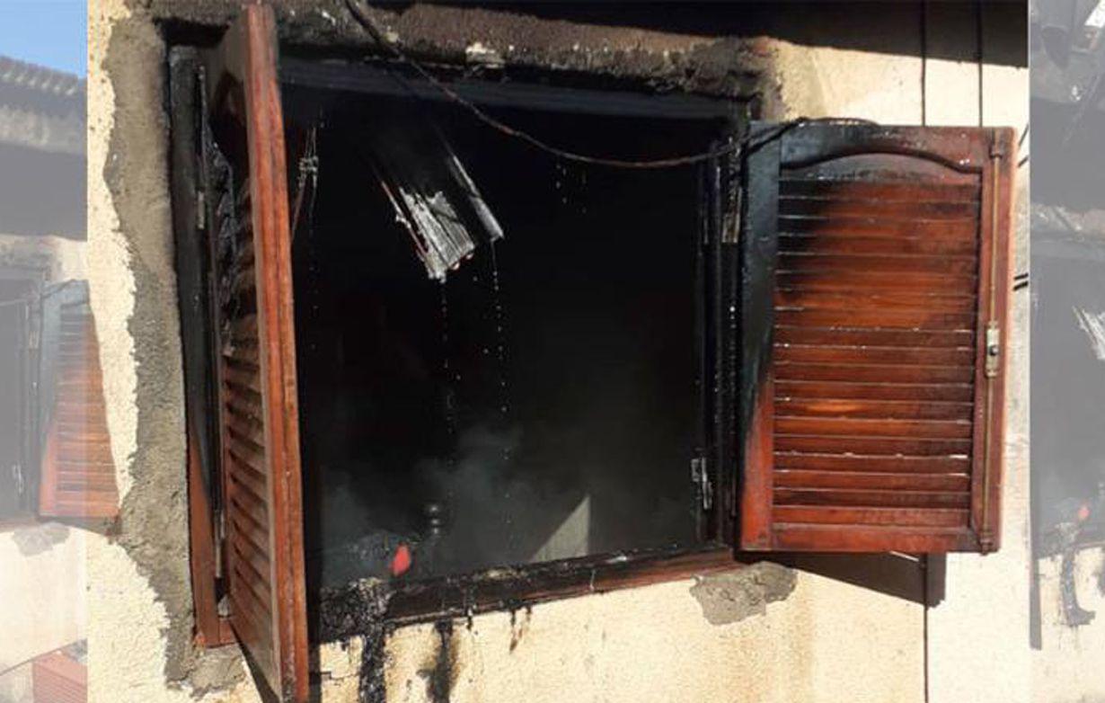 Prendioacute fuego una habitacioacuten de su casa del barrio Vinalar y dos policiacuteas fueron internados