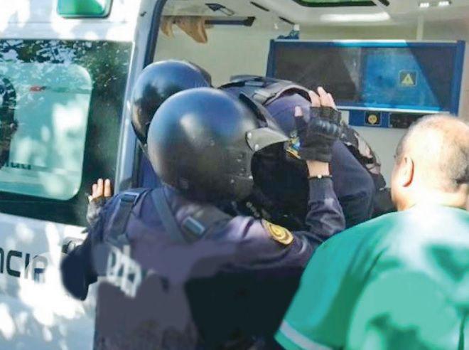 ASISTENCIA El acusado y los uniformados fueron trasladados al hospital intoxicados por el humo que inhalaron